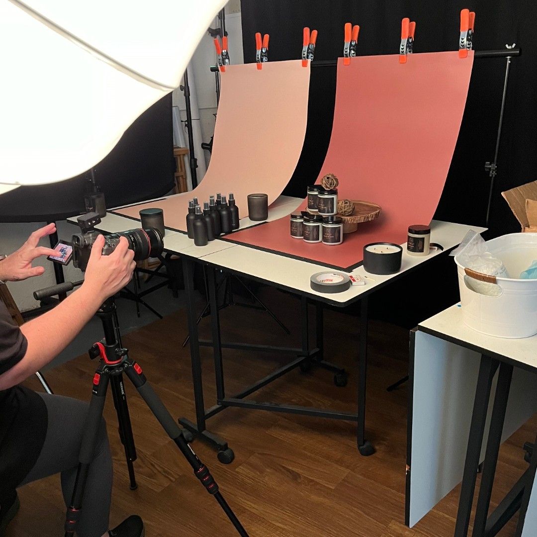 Fotografování řady svíček a sklenic s krémem v studiu