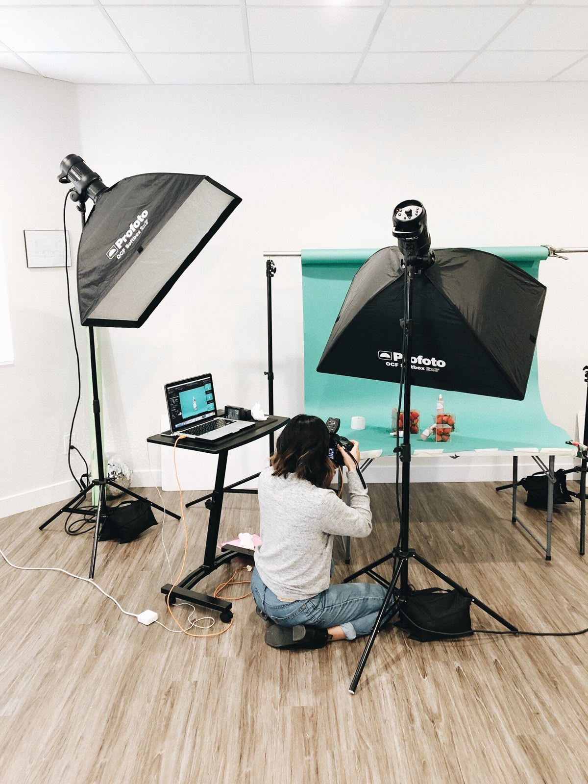 Fotografka pracující v předmětovém studiu s Profoto světly